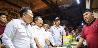 Gubernur Banten Andra Soni Dampingi Mendagri Tinjau Harga Pangan di Pasar Induk Rau