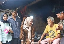 Bupati Serang Ratu Zakiyah saat Kunjungi Lansia di Rutilahu