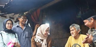 Bupati Serang Ratu Zakiyah saat Kunjungi Lansia di Rutilahu