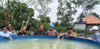 Kapolres Condro Sambangi Budi Daya Ikan Sistem Bioflok di Desa Mekarbaru