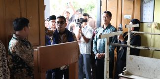 Gubernur Andra Soni Tinjau Sekolah yang Plafonnya Ambrol di Kota Tangerang