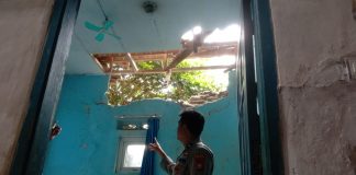Anggota Polsek Petir Bantu Evakuasi Korban Tertimpa Rumah Roboh