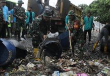 Koramil 0602-18/Kragilan Kodim 0602/Serang dan PT Indah Kiat Bersihkan Area Jembatan Ciujung