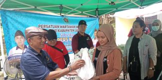 PWI Banten Bersama Artha Graha Peduli Berbagi Sembako di Sekretariat PWI Lebak