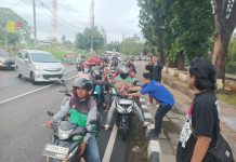 SMSI Tangsel Bagikan Seratus Paket Takjil Untuk Ojol dan Pengguna Jalan Depan Balaikota