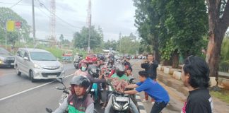 SMSI Tangsel Bagikan Seratus Paket Takjil Untuk Ojol dan Pengguna Jalan Depan Balaikota