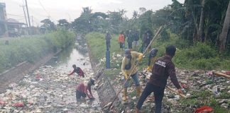 Pemkab Serang Bersihkan Sampah di Kali Tirtayasa