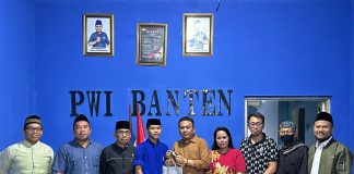 PWI Banten dan Yayasan Mengetuk Pintu Langit Berikan Santunan Kepada Anak Yatim