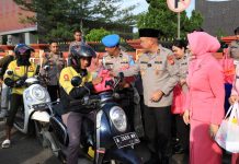 Polda Banten Bagikan Ratusan Takjil kepada Masyarakat
