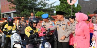 Polda Banten Bagikan Ratusan Takjil kepada Masyarakat