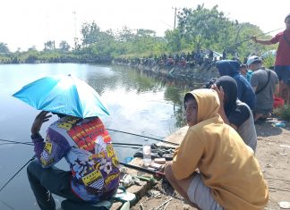 Ratusan Pemancing Padati Danau Puspemkab Ikut Jumat Ceria Bersama Polres Seorang yang