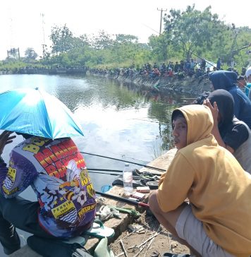 Ratusan Pemancing Padati Danau Puspemkab Ikut Jumat Ceria Bersama Polres Seorang yang