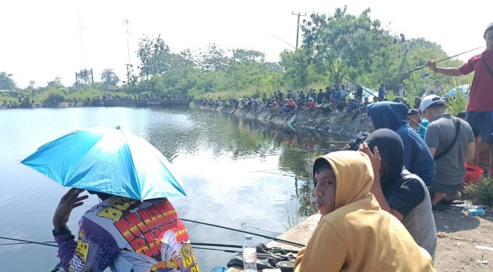Ratusan Pemancing Padati Danau Puspemkab Ikut Jumat Ceria Bersama Polres Seorang yang