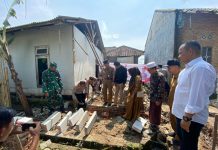 Polsek Pamarayan Laksanakan Bedah Rumah Warga Binong