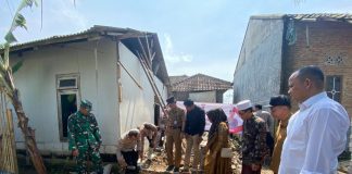 Polsek Pamarayan Laksanakan Bedah Rumah Warga Binong