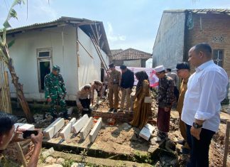 Polsek Pamarayan Laksanakan Bedah Rumah Warga Binong