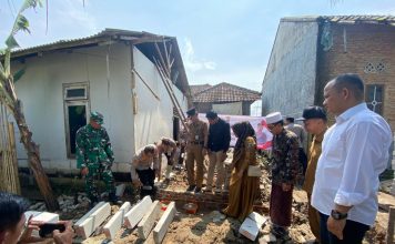 Polsek Pamarayan Laksanakan Bedah Rumah Warga Binong