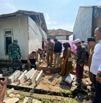 Polsek Pamarayan Laksanakan Bedah Rumah Warga Binong