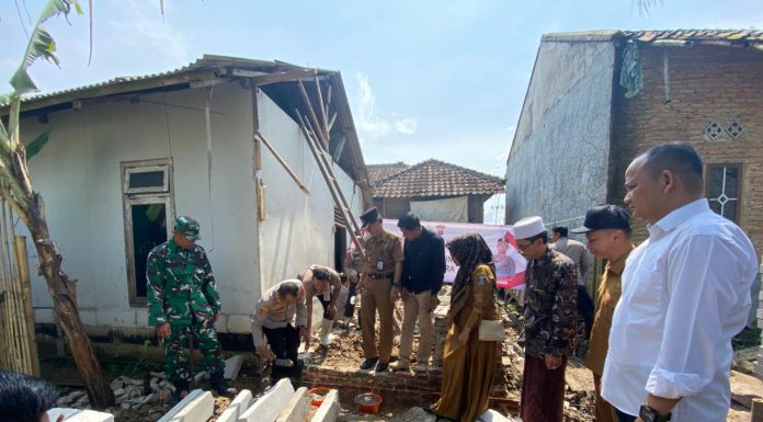 Polsek Pamarayan Laksanakan Bedah Rumah Warga Binong
