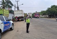 Truk Parkir Bahu Jalan di Nambo Ditertibkan Polres Serang