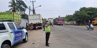 Truk Parkir Bahu Jalan di Nambo Ditertibkan Polres Serang