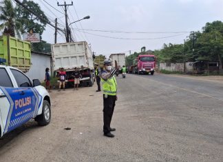Truk Parkir Bahu Jalan di Nambo Ditertibkan Polres Serang