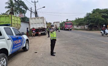 Truk Parkir Bahu Jalan di Nambo Ditertibkan Polres Serang