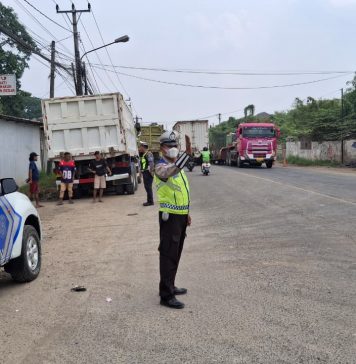 Truk Parkir Bahu Jalan di Nambo Ditertibkan Polres Serang