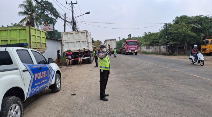 Truk Parkir Bahu Jalan di Nambo Ditertibkan Polres Serang