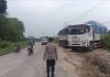 Polsek Jawilan Putar Balik Kendaraan Truk Bermuatan Pasir dan Tamah Urugan