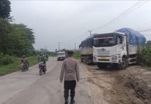 Polsek Jawilan Putar Balik Kendaraan Truk Bermuatan Pasir dan Tamah Urugan