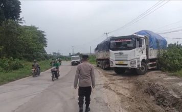 Polsek Jawilan Putar Balik Kendaraan Truk Bermuatan Pasir dan Tamah Urugan
