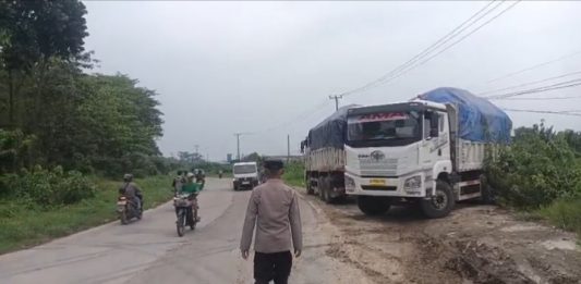 Polsek Jawilan Putar Balik Kendaraan Truk Bermuatan Pasir dan Tamah Urugan