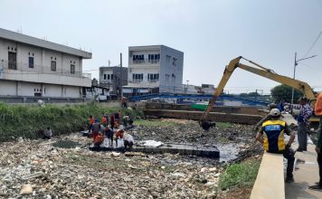 Sebanyak 30 Ton Sampah Diangkut dari Kali Ledug Kota Tangerang