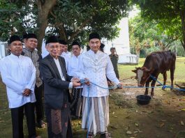 Wagub Dimyati Serahkan Hewan Kurban ke DKM Masjid Raya Al Bantani