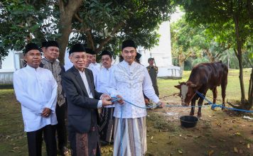 Wagub Dimyati Serahkan Hewan Kurban ke DKM Masjid Raya Al Bantani