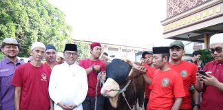 Warga Kreo Kota Tangerang Sambut Antusias Hewan Kurban Bantuan Presiden