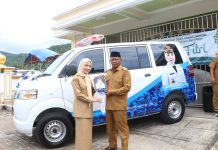 Bupati Serang Serahkan Bantuan lima Mobil Ambulans Desa