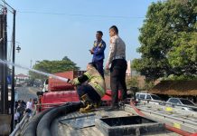 Rumah Warga Kibin Terbakar, Petugas Bantu Padamkan Api