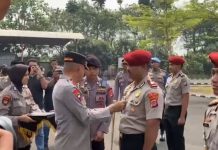Kapolda Hengki Berikan PIN Emas dan Perak dari Kapolri ke Personel Polres Serang